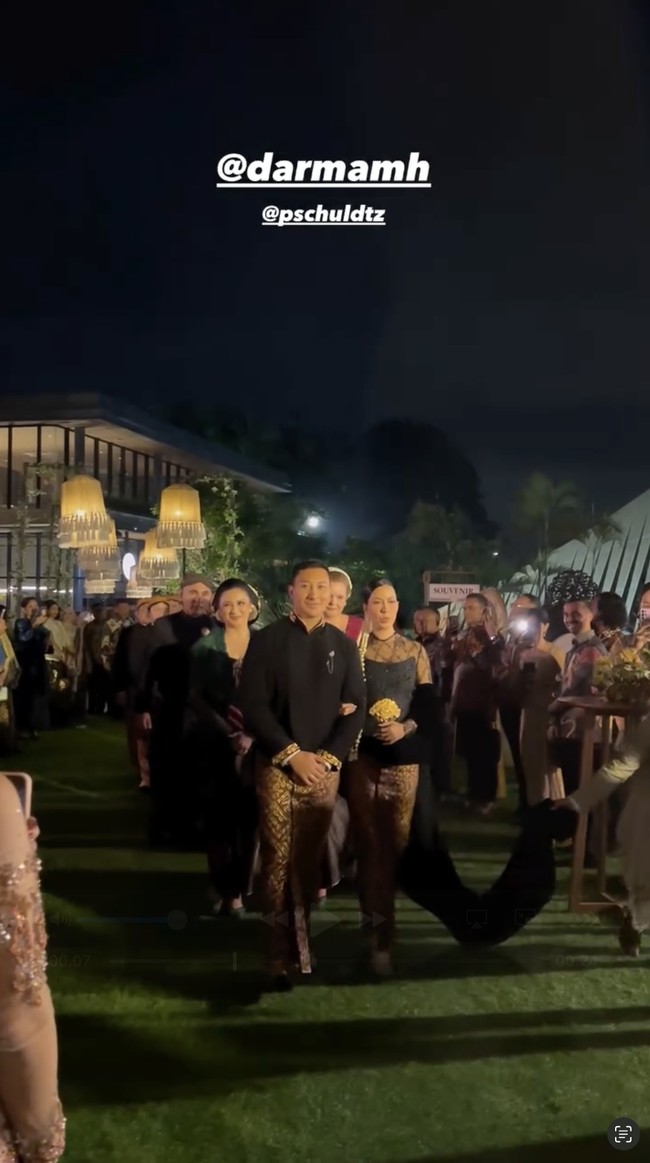 After party digelar tak lama setelah resepsi pernikahan berakhir. Patricia memancarkan keanggunan dalam balutan busana hitam terinspirasi kebaya pengantin Solo karya byAnsoe, dengan detail ekor sepanjang 1,5 meter. Foto: dok. Instagram @pschuldtz