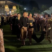 After party digelar tak lama setelah resepsi pernikahan berakhir. Patricia memancarkan keanggunan dalam balutan busana hitam terinspirasi kebaya pengantin Solo karya byAnsoe, dengan detail ekor sepanjang 1,5 meter. Foto: dok. Instagram @pschuldtz