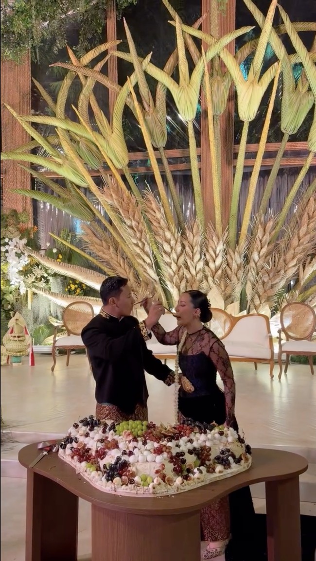 Proses pengerjaan baju Patricia memakan tiga bulan dengan material yang diimpor dari Roma, Italia. Ia menjadi putri raja Jawa semalam. Sementara Darma memakai beskap dengan detail benang emas rancangan label Kraton. Foto: dok. Instagram @pschuldtz