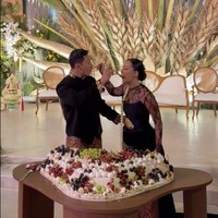 Proses pengerjaan baju Patricia memakan tiga bulan dengan material yang diimpor dari Roma, Italia. Ia menjadi putri raja Jawa semalam. Sementara Darma memakai beskap dengan detail benang emas rancangan label Kraton. Foto: dok. Instagram @pschuldtz