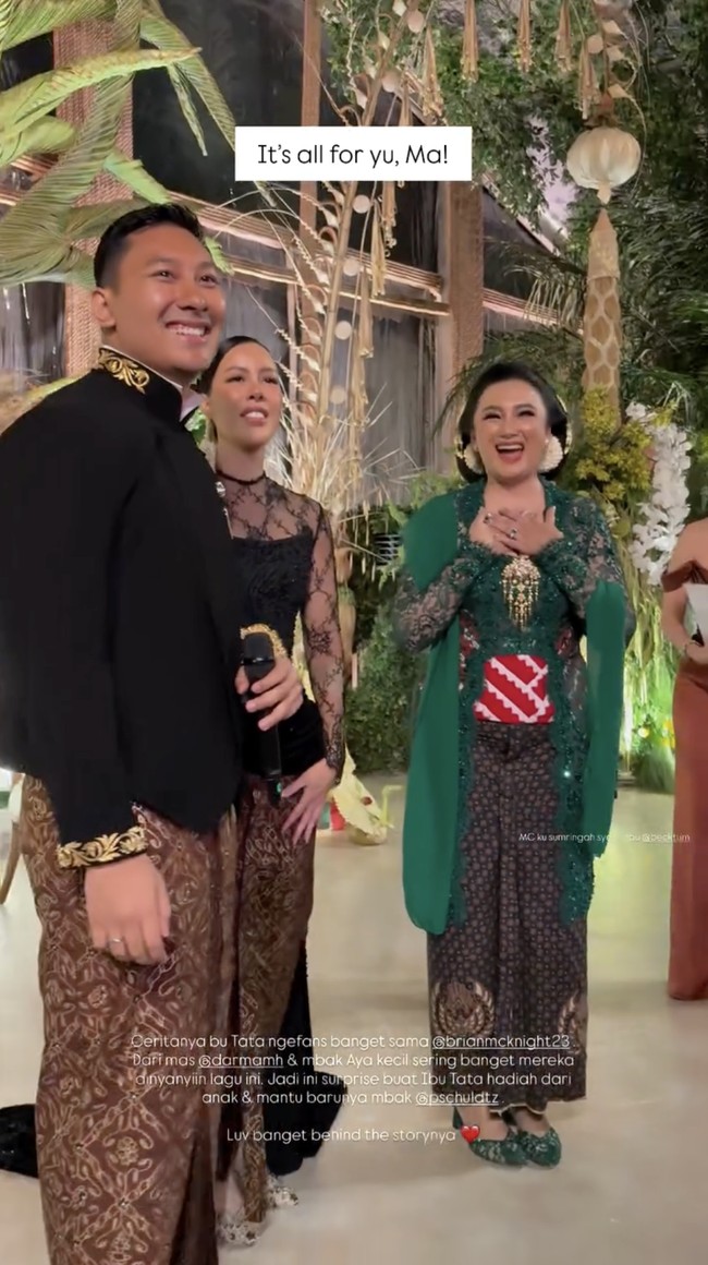 Hari bahagia mereka semakin semarak dengan penampilan Brian McKnight. Keduanya ingin memberikan kejutan kepada ibu Darma, Tata Cahyani, yang sudah lama jadi fans. Foto: dok. Instagram @pschuldtz