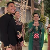 Hari bahagia mereka semakin semarak dengan penampilan Brian McKnight. Keduanya ingin memberikan kejutan kepada ibu Darma, Tata Cahyani, yang sudah lama jadi fans. Foto: dok. Instagram @pschuldtz