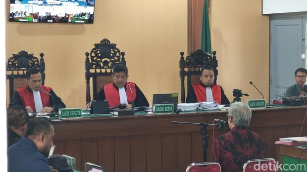 Pemeriksaan saksi fakta dari penggugat sidang perkara nomor 211/Pdt.G/2025/PN Skt, tentang gugatan Citizen Lawsuit (CLS) ijazah Joko Widodo (Jokowi), di Pengadilan Negeri Solo, Selasa (13/1/2026).