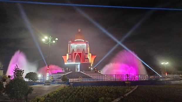 Penampakan Teknologi water screen di Giri Menang Square (GMS) yang jadi magnet pengunjung berdatangan, Sabtu (10/1/2026). (M. Zahiruddin/detikBali)