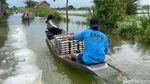 Pengiriman MBG di Lamongan Menggunakan Perahu Akibat Banjir