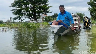 Pengiriman MBG di Lamongan Menggunakan Perahu Akibat Banjir