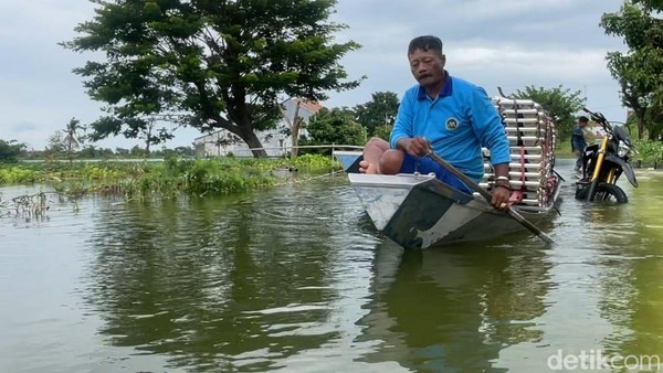 Pengiriman MBG di Lamongan Menggunakan Perahu Akibat Banjir