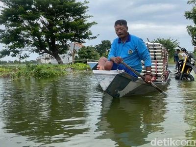 Pengiriman MBG di Lamongan Menggunakan Perahu Akibat Banjir