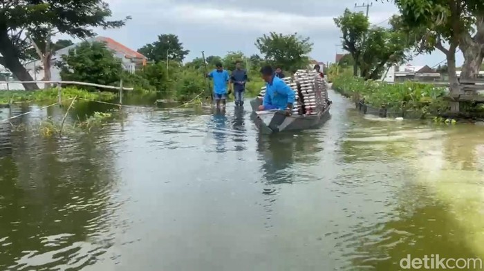 Pengiriman MBG di Lamongan pakai perahu
