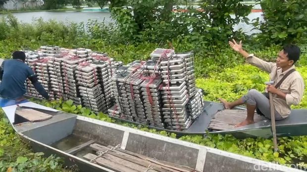 Pengiriman MBG di Lamongan pakai perahu Pengiriman MBG di Lamongan pakai perahu