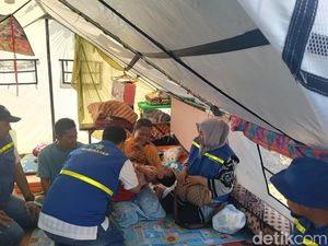 Bocah dengan Cerebral Palsy Menanti Perawatan, Hidup di Pengungsian Pasca Banjir Aceh