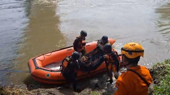 Petugas evakuasi jenazah perempuan yang melompat di Sungai Brantas Kecamatan Sanankulon, Kabupaten Blitar