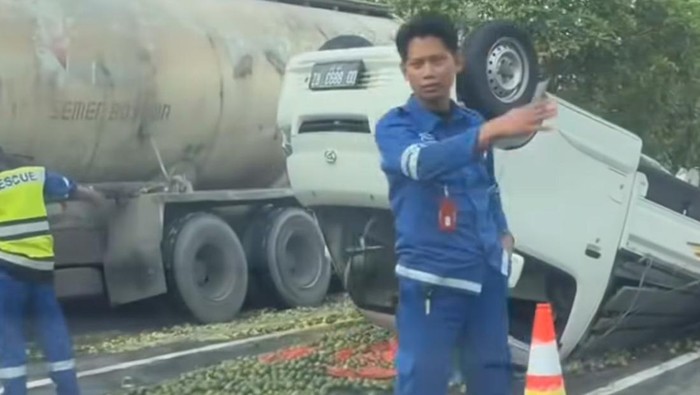 Pikap Terguling di Tol Sutami Makassar, Muatan Jeruk Berserakan di Jalan