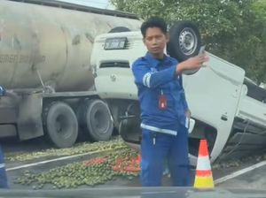 Pikap Terguling di Tol Sutami Makassar, Muatan Jeruk Berserakan di Jalan