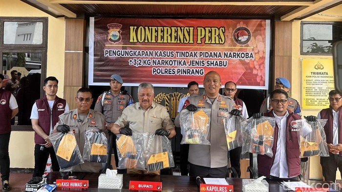 Polres Pinrang menunjukkan barang bukti pengungkapan kasus narkoba seberat 3,2 kg sabu.