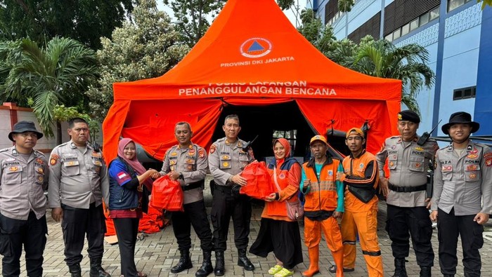 Ratusan Warga Jakut Terpaksa Ungsi karena Banjir, Polda Metro Jaya Berikan Bantuan Makanan