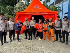 Ratusan Warga Jakut Mengungsi Akibat Banjir, Polda Metro Salurkan Makanan