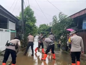 Banjir di Parungpanjang Bogor Surut, Polisi Bantu Bersihkan Sisa Lumpur