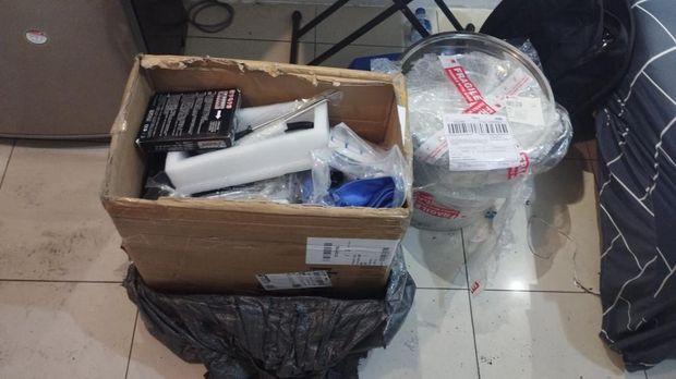 Polisi bongkar laboratorium narkoba di Pluit, Jakut. Dua tersangka diamankan.
