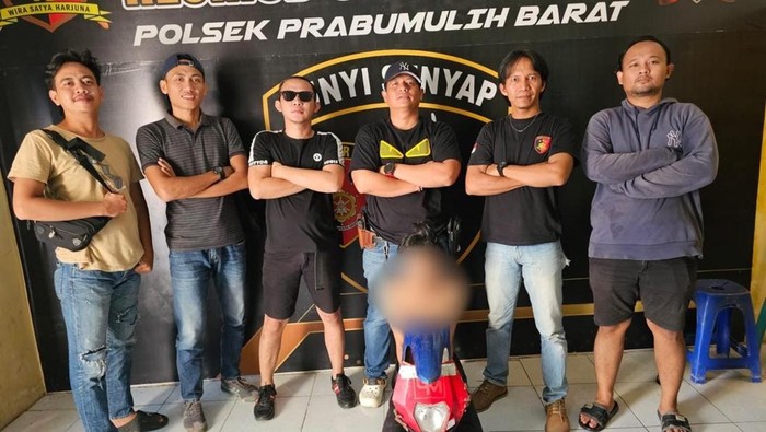 Polisi saat mengamankan pelajar Prabumulih yang mencuri  2 motor milik warga.