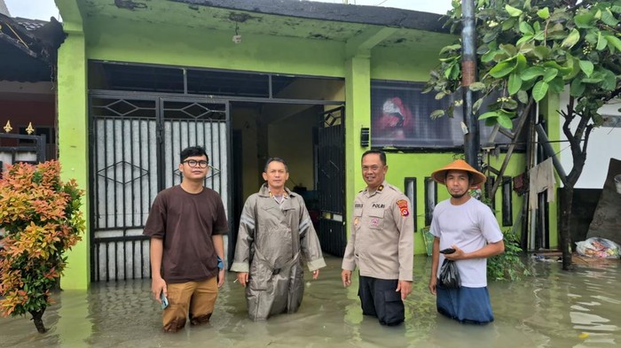Polres Serang Dirikan Dapur Umum Bagi Warga Terdampak Banjir di Serang