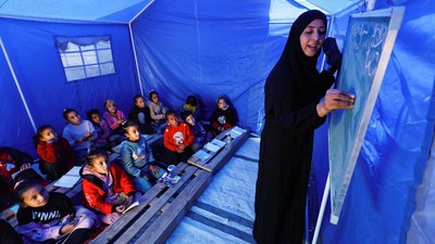Potret Anak-anak Gaza Kembali Sekolah di Tenda Darurat Dekat Garis Konflik