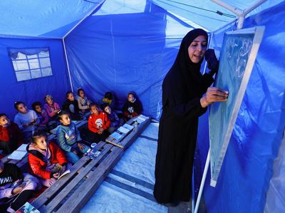 Potret Anak-anak Gaza Kembali Sekolah di Tenda Darurat Dekat Garis Konflik