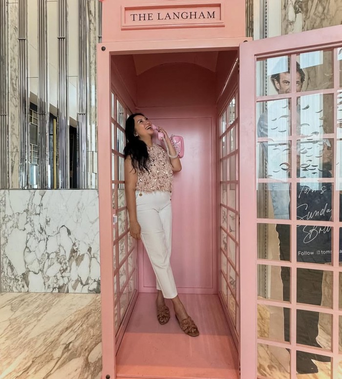 Potret Tata Cahyani saat Ngopi dan Belanja Buah