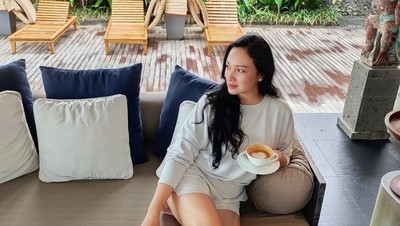 Cantiknya Awet! Potret Tata Cahyani saat Ngopi dan Belanja Buah