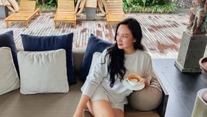 Cantiknya Awet! Potret Tata Cahyani saat Ngopi dan Belanja Buah
