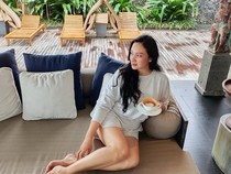 Cantiknya Awet! Potret Tata Cahyani saat Ngopi dan Belanja Buah