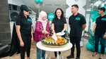 Cantiknya Awet! Potret Tata Cahyani saat Ngopi dan Belanja Buah