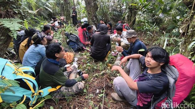 Praktek pemasangan kamera trap untuk memantau macan tutul Jawa di Gunung Sawal Ciamis.