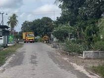 Jalan Desa Pesanggaran Makin Nyaman Berkat Pavingisasi PT BSI