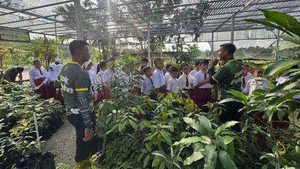 Puluhan siswa SD di Pekanbaru belajar tentang alam di Tabung Harmoni Hijau Polda Riau, Selasa (13/1/2026).