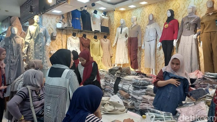 Pusat Grosir Surabaya (PGS) mulai dipenuhi pembeli baju lebaran