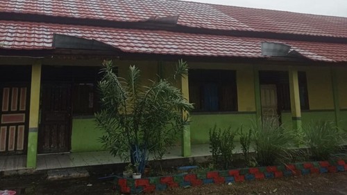 Atap SD 2 Labuhan Kananga, Bima, rusak seusai diterjang angin puting beliung, Selasa (13/1/2026). (Dok Pribadi Kades Sutacim)