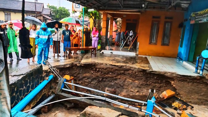 Rumah kades di Sukabumi rusak tergerus derasnya arus sungai.
