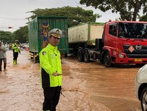 Polisi Rekayasa Jalur Pati-Rembang yang Tersendat 3 Km Akibat Banjir