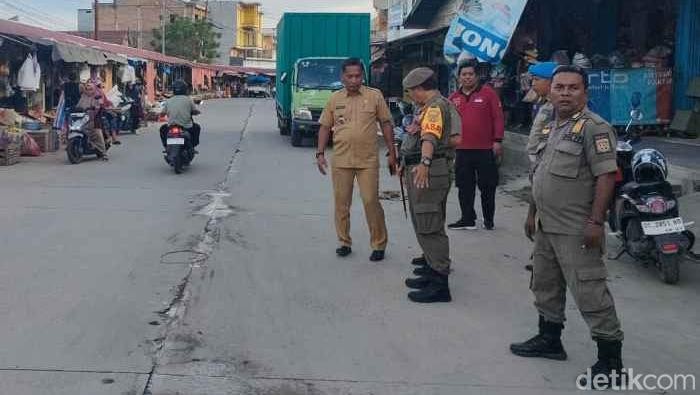 Satpol PP Polman diturunkan melakukan pengawasan terhadap pembuang sampah di Pasar Wonomulyo.
