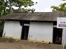 Miris! Sekolah di Bojonegoro Ini Masih Berlantai Tanah-Berdinding Kalsiboard