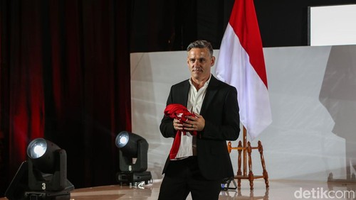 Pelatih Timnas Indonesia John Herdman berfoto bersama Ketua PSSI Erick Thohir usai diperkenalkan secara resmi di Jakarta, Selasa (13/1/2025).

PSSI menunjuk Herdman sebagai pelatih baru Timnas Indonesia.
