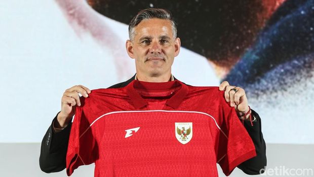 Selamat datang John Herdman! Pelatih Baru Timnas Indonesia Pelatih Timnas Indonesia John Herdman berfoto bersama Ketua PSSI Erick Thohir usai diperkenalkan secara resmi di Jakarta, Selasa (13/1/2025).PSSI menunjuk Herdman sebagai pelatih baru Timnas Indonesia.
