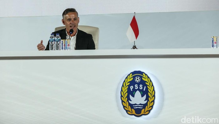 Pelatih Timnas Indonesia John Herdman berfoto bersama Ketua PSSI Erick Thohir usai diperkenalkan secara resmi di Jakarta, Selasa (13/1/2025).

PSSI menunjuk Herdman sebagai pelatih baru Timnas Indonesia.