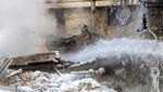 Sisa-sisa Serangan Udara Rusia di Distrik Industri Kyiv