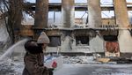 Sisa-sisa Serangan Udara Rusia di Distrik Industri Kyiv