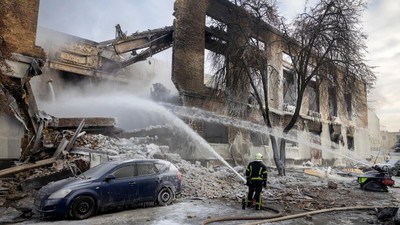 Sisa-sisa Serangan Udara Rusia di Distrik Industri Kyiv
