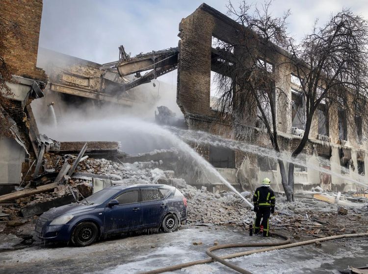 Sisa-sisa Serangan Udara Rusia di Distrik Industri Kyiv