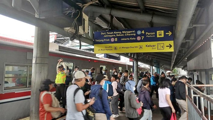 KRL Kampung Bandan Beroperasi Lagi Usai Jalur Kebanjiran