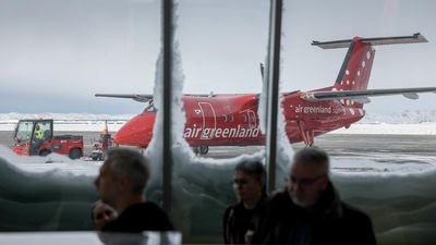 Suasana Bandara Nuuk di Tengah Lanskap Es Greenland